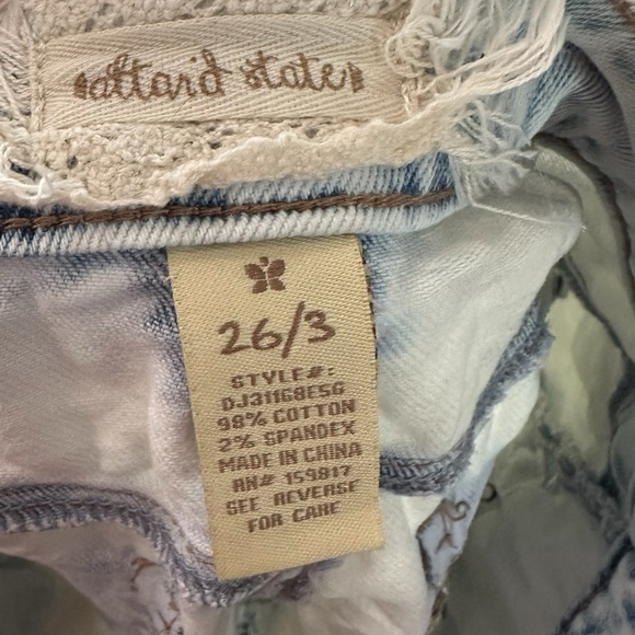 Altar’d State Women’s Button Fly Frayed Hem Denim Shorts Size 26/3 Acid Wash - Picture 4 of 5